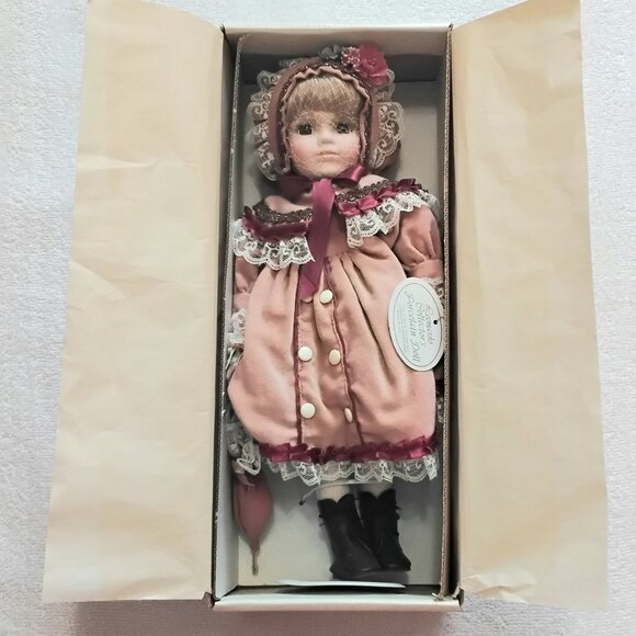 Vintage BNIB The Leonardo Collection 14" Emily The Elite Rang' Porcelain Doll!! - Picture 2 of 5